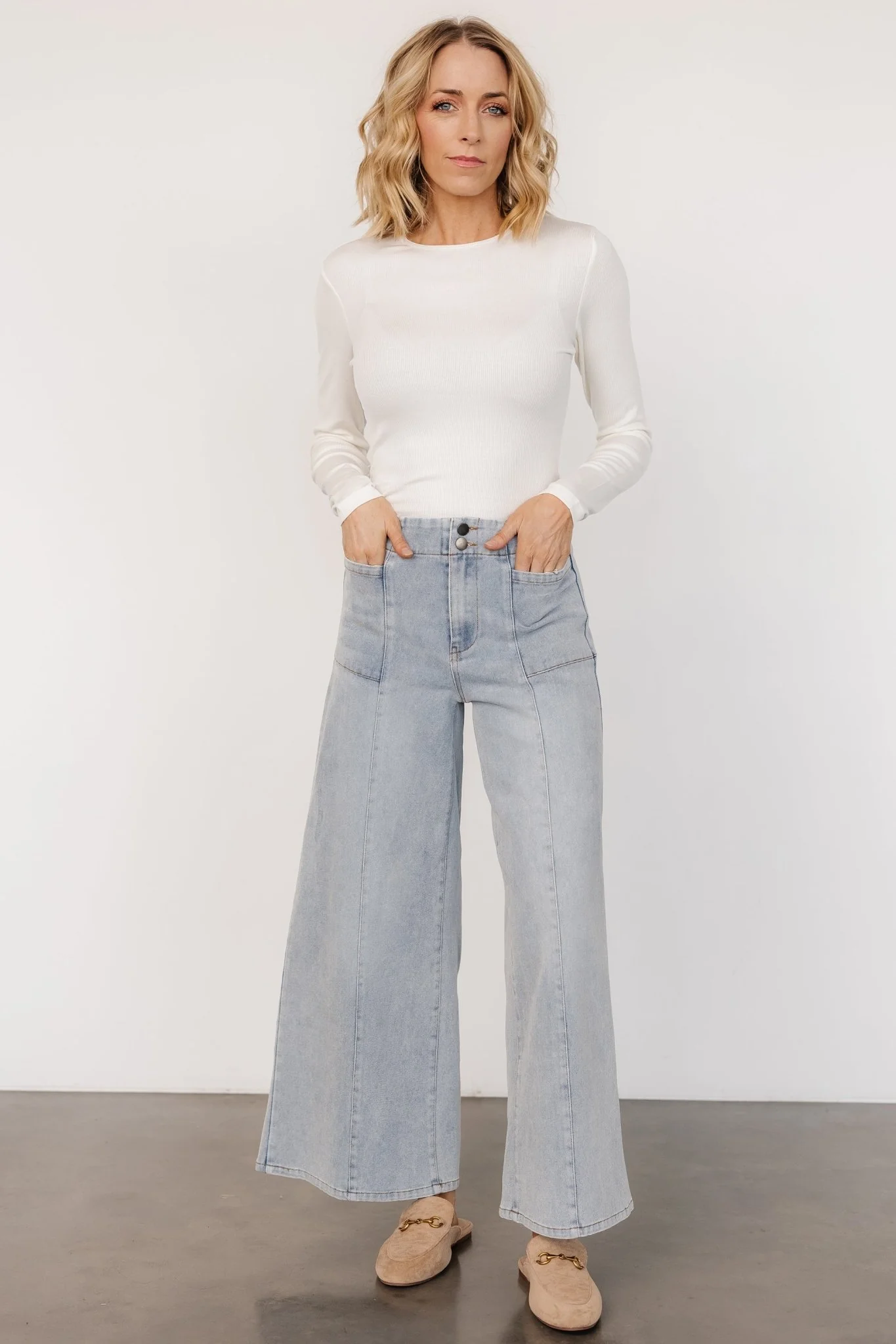 Emmi Mid Rise Wide Leg Jeans | Light Wash - Meetpaco